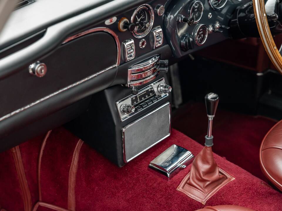 Immagine 53/74 di Aston Martin DB 5 Vantage (1964)