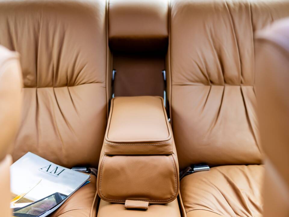 Immagine 7/38 di Aston Martin Lagonda (1981)