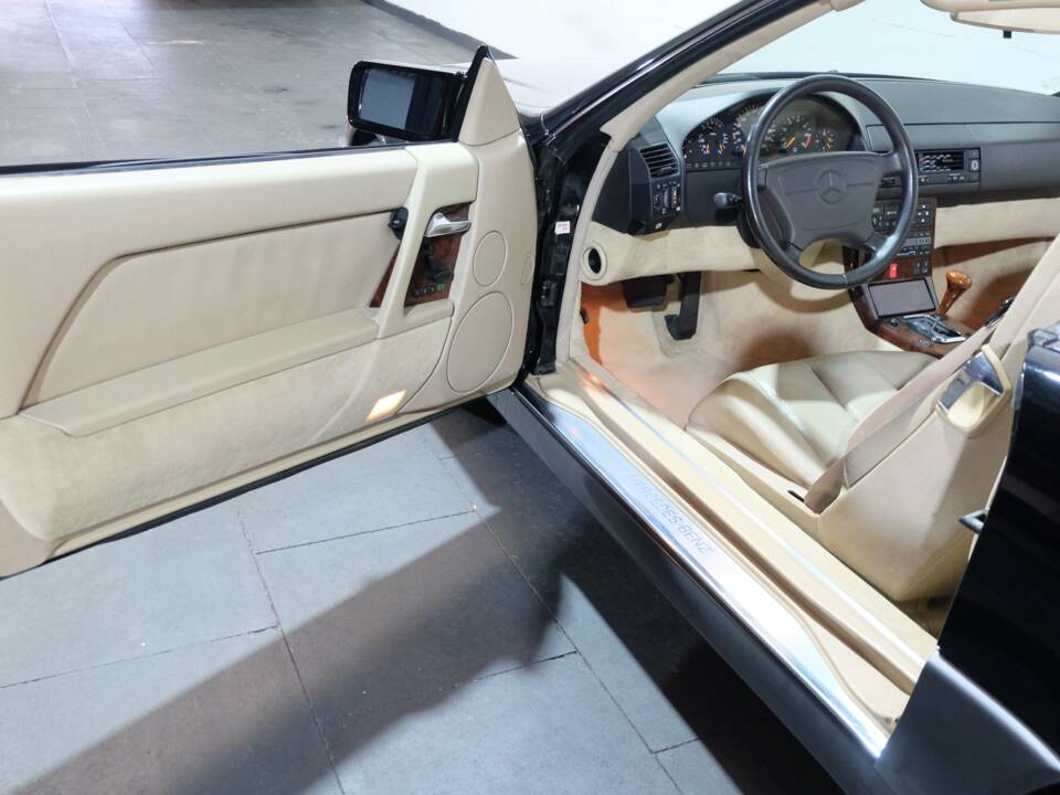 Image 4/26 of Mercedes-Benz 500 SL (1991)
