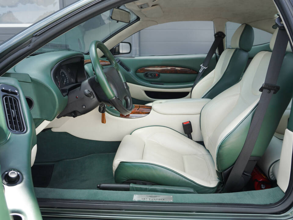 Image 13/40 of Aston Martin DB 7 Vantage (2000)