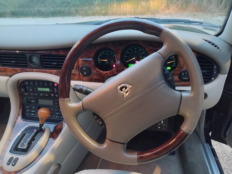 Bild 8/39 von Daimler Super V8 (1998)