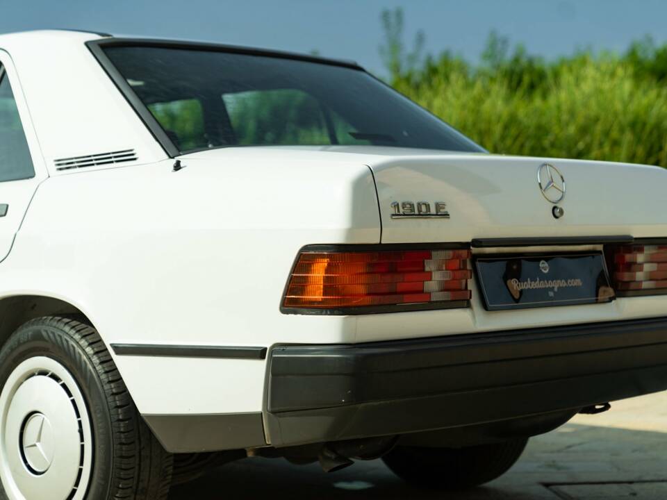 Immagine 21/45 di Mercedes-Benz 190 E (1987)