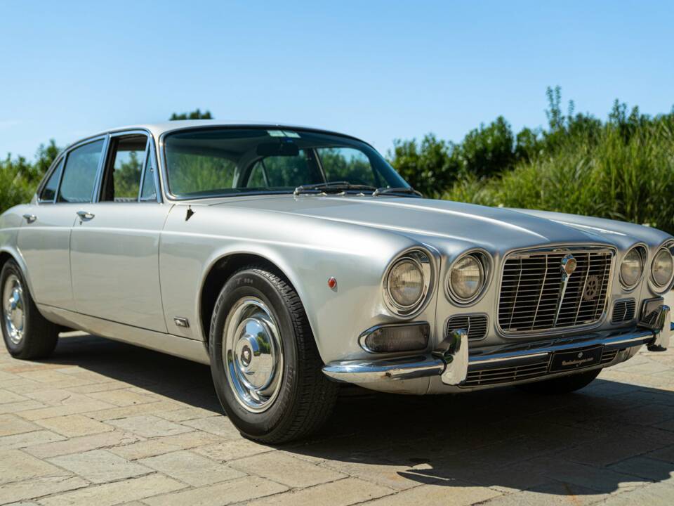 Image 10/50 of Jaguar XJ 6 4.2 (1970)