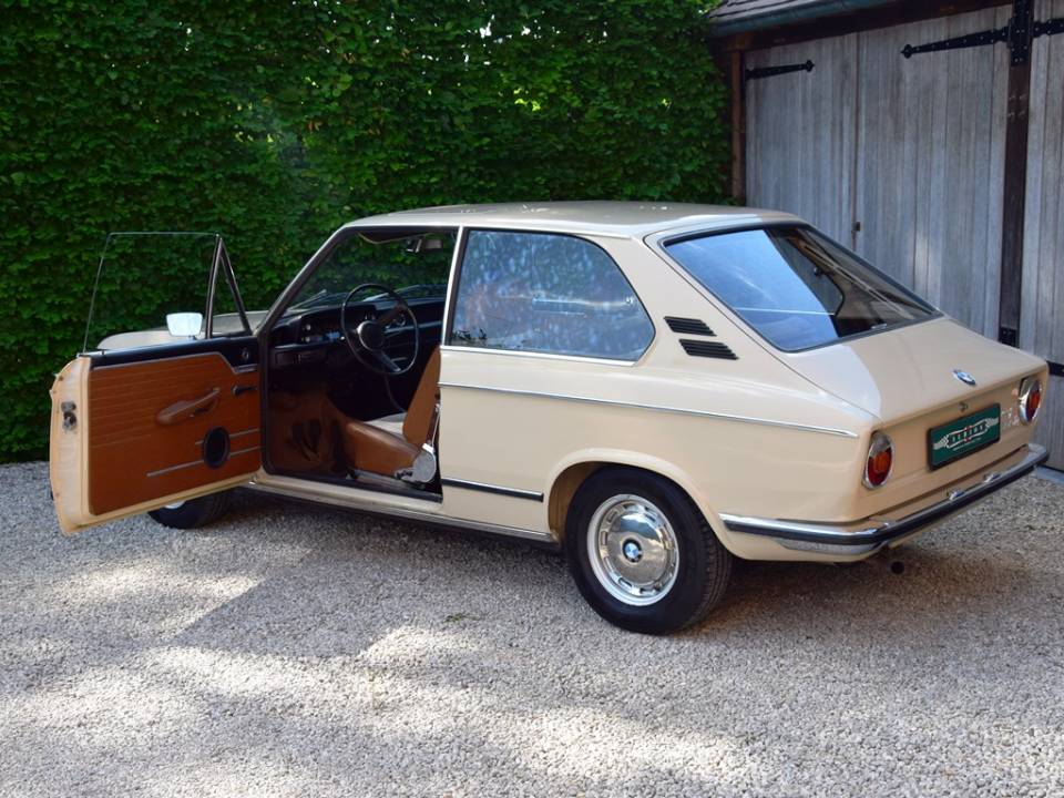 Image 14/26 of BMW Touring 2000 tii (1971)