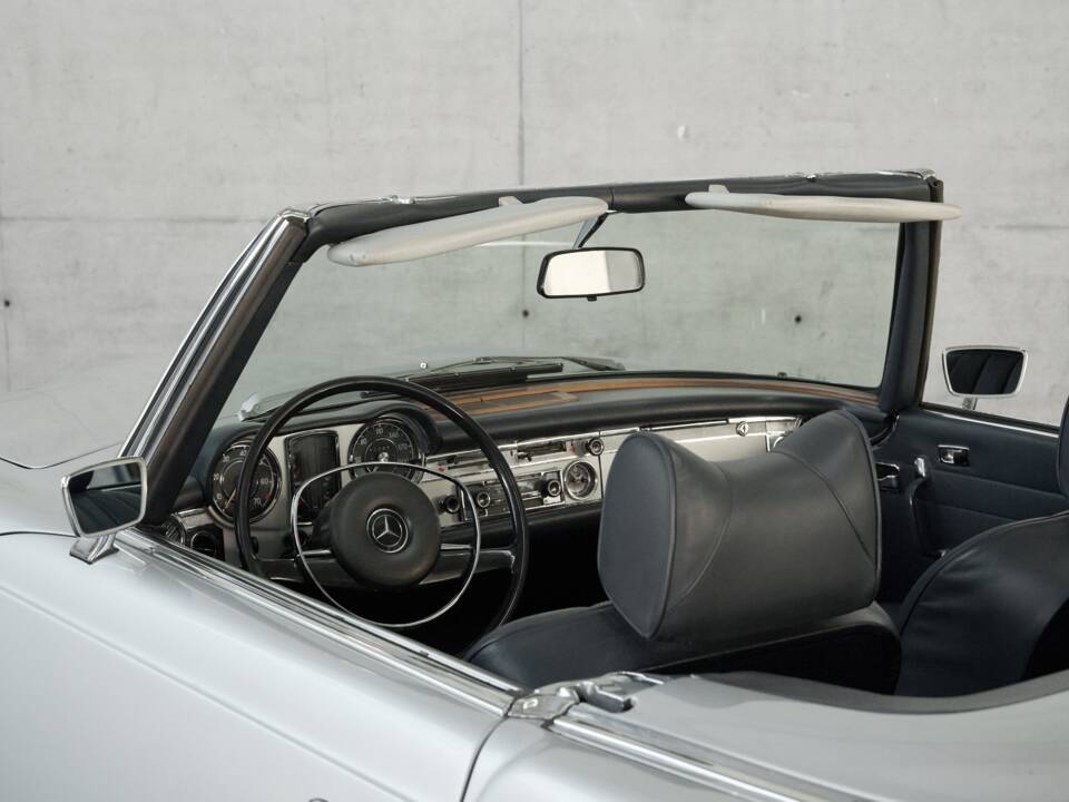 Image 13/50 de Mercedes-Benz 280 SL (1970)