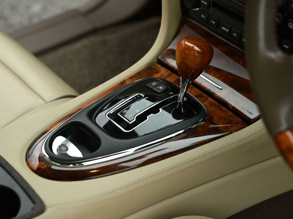 Image 22/50 of Jaguar XJ 8 4.2 (2007)