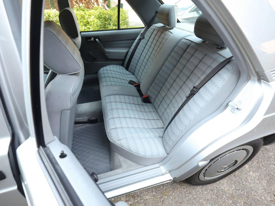 Immagine 13/100 di Mercedes-Benz 190 E 2.3 (1992)