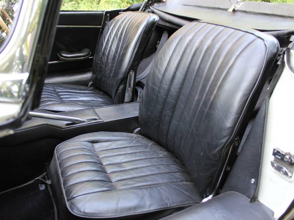 Image 13/18 of Jaguar E-Type 4.2 (1965)