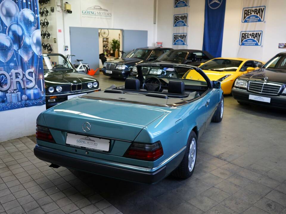 Afbeelding 24/50 van Mercedes-Benz 300 CE-24 (1993)