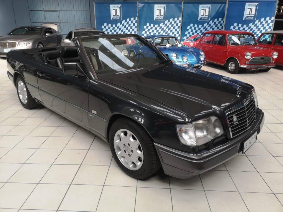 Image 6/50 of Mercedes-Benz 300 CE-24 (1992)