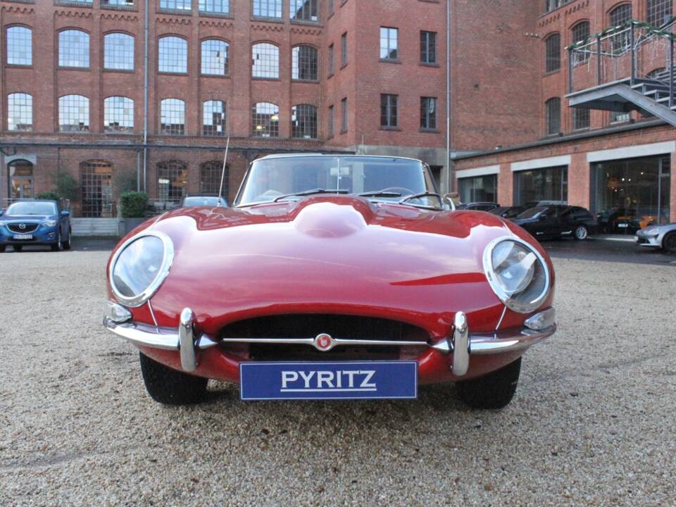 Immagine 7/17 di Jaguar E-Type 4.2 (1966)