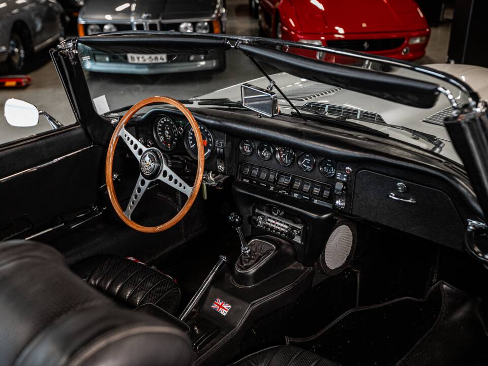 Image 4/53 de Jaguar E-Type (1970)