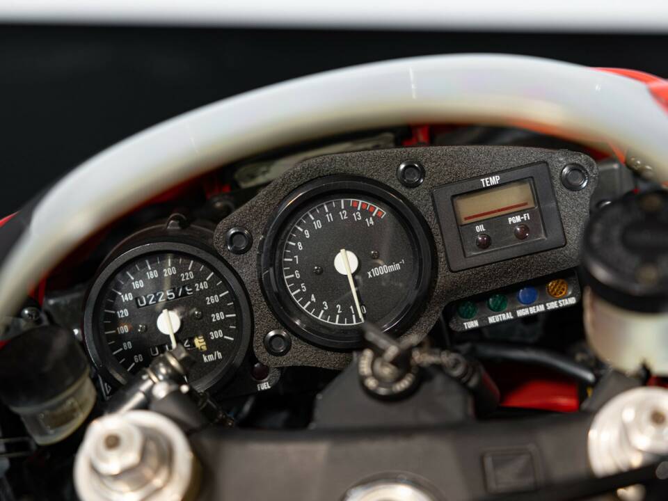 Image 33/42 de Honda RVF 750 (1994)