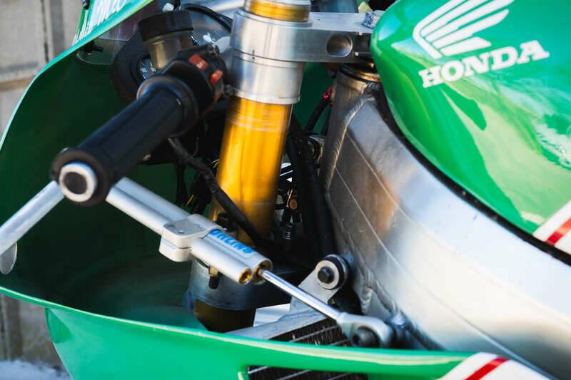 Image 21/50 of Honda VFR 750R RC 30 (1992)