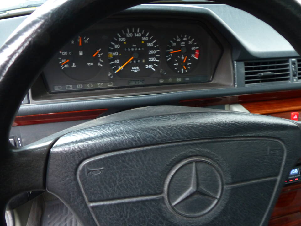 Imagen 7/15 de Mercedes-Benz 220 E (1993)