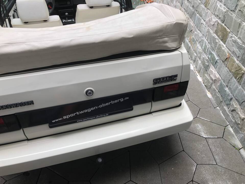 Immagine 16/22 di Volkswagen Golf Mk I Convertible 1.8 (1989)