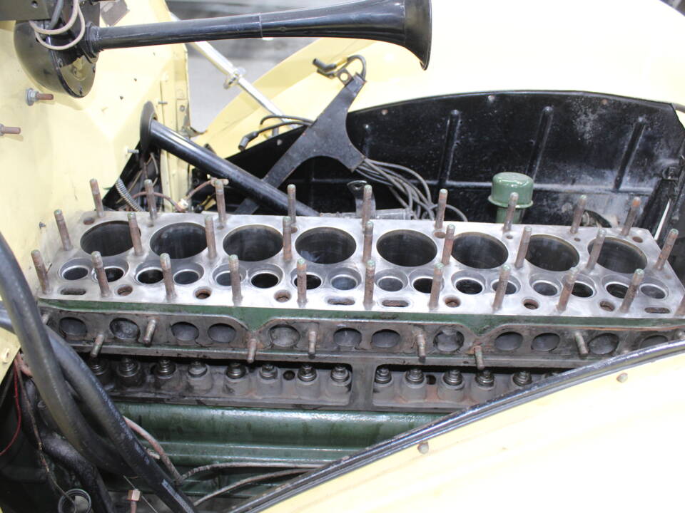 Image 37/75 of Packard One-Twenty (1936)