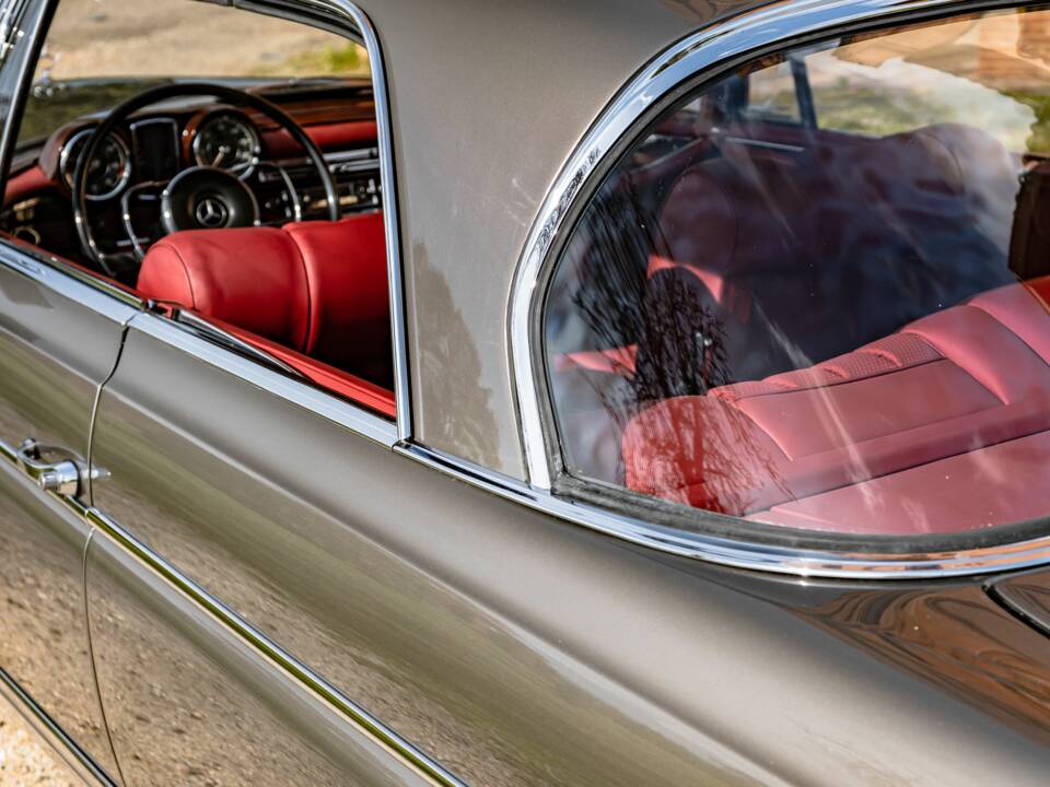 Image 18/86 of Mercedes-Benz 300 SE (1965)