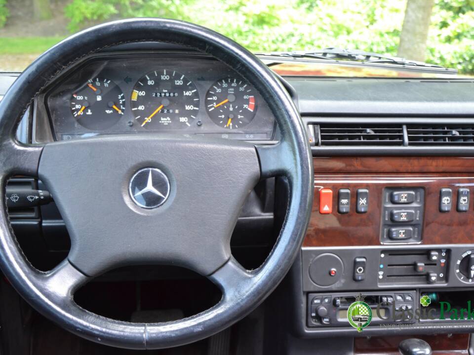 Image 21/49 de Mercedes-Benz 230 GE (SWB) (1993)