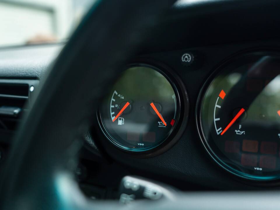 Image 36/68 of Porsche 911 Carrera (1997)