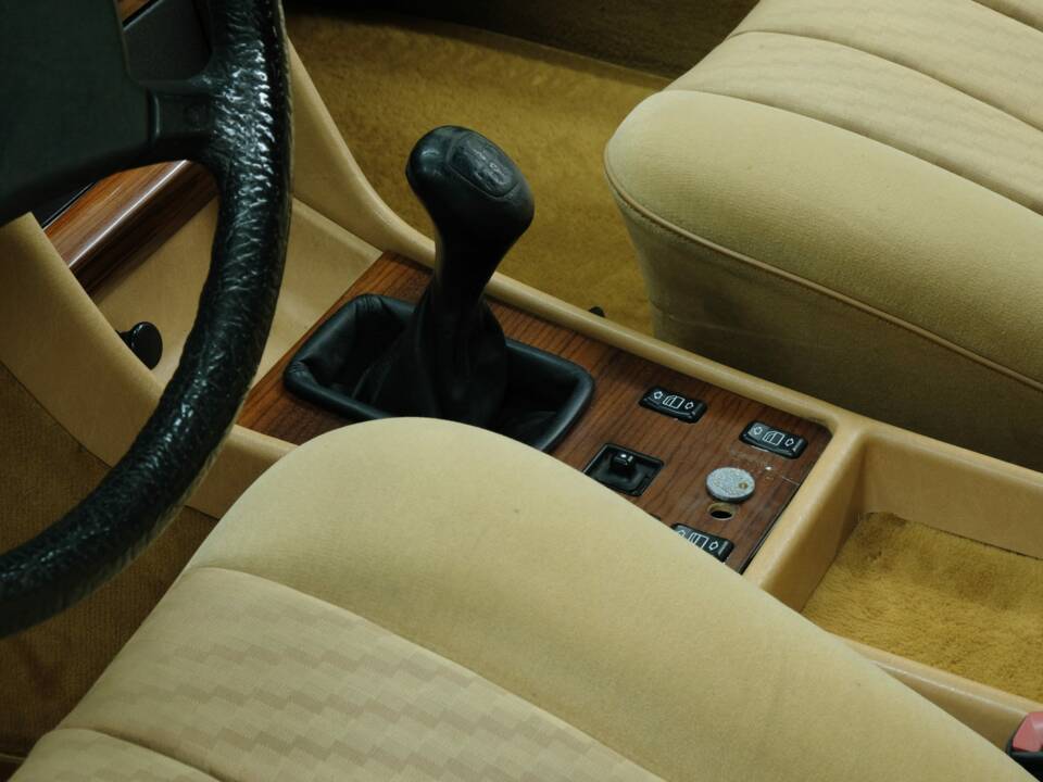 Bild 35/50 von Mercedes-Benz 260 SE (1990)