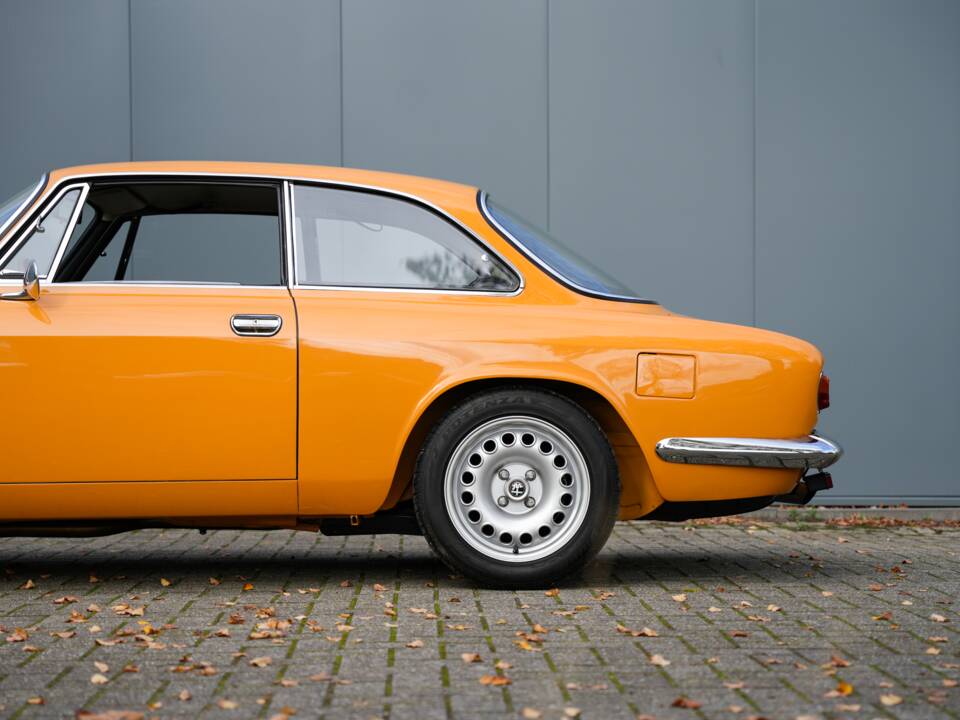 Image 2/38 of Alfa Romeo Giulia GT 1300 Junior (1968)