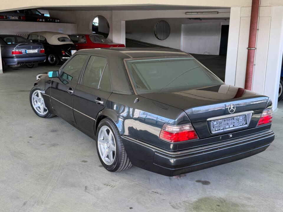 Image 10/25 of Mercedes-Benz E 500 Limited (1994)