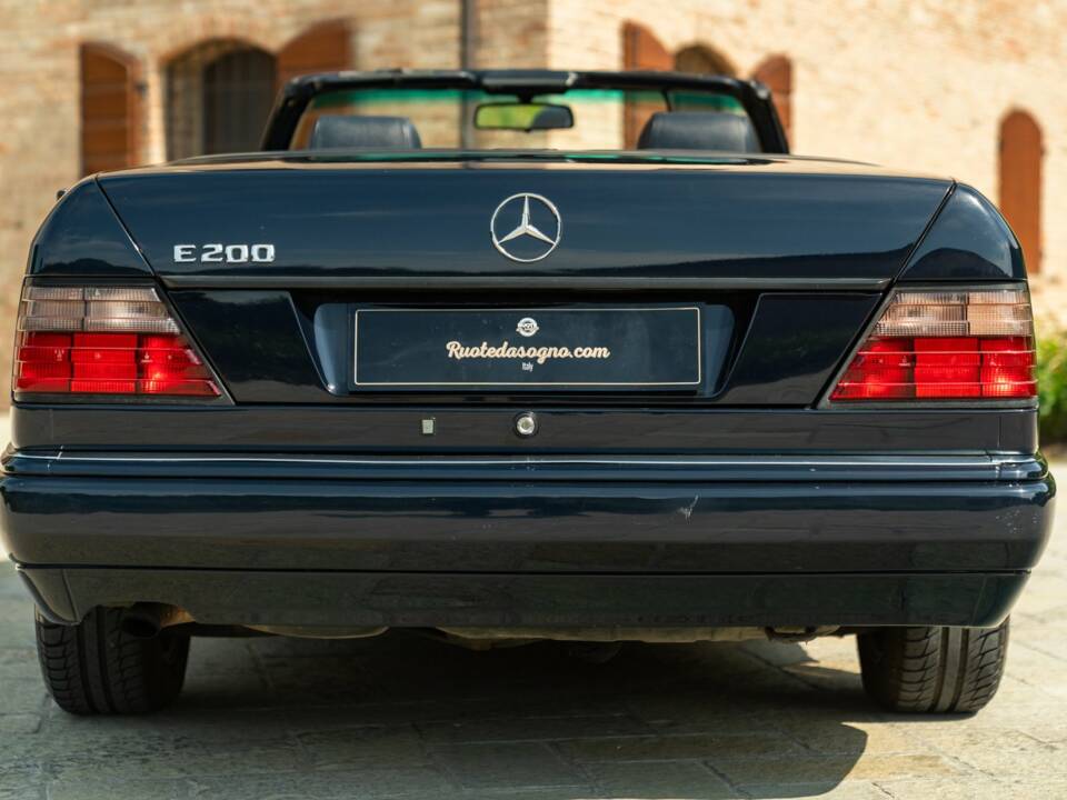 Image 13/50 of Mercedes-Benz E 200 (1995)