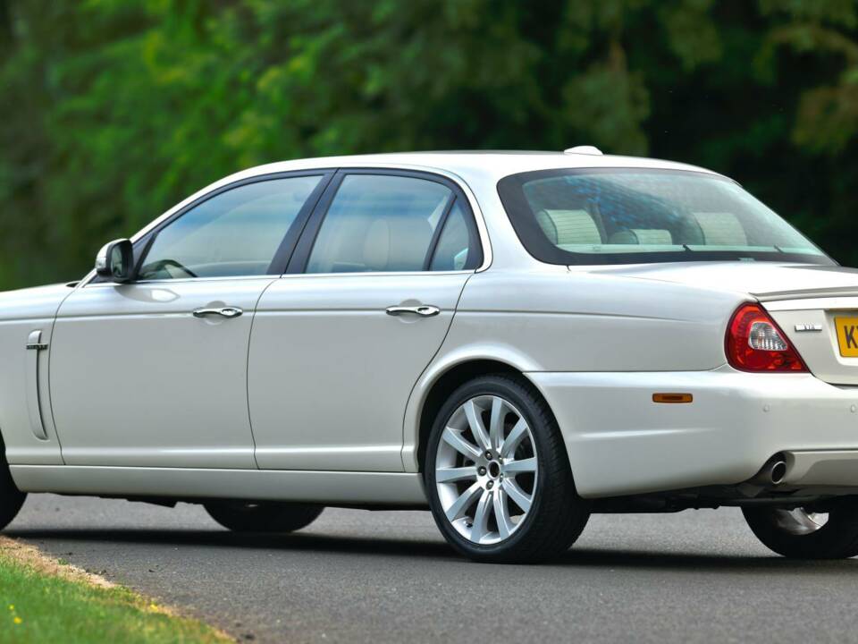 Image 13/50 of Jaguar XJ 8 4.2 (2008)