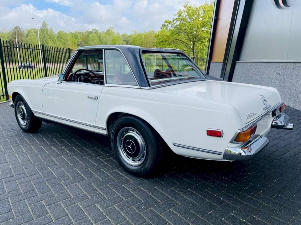 Image 29/37 of Mercedes-Benz 280 SL (1970)