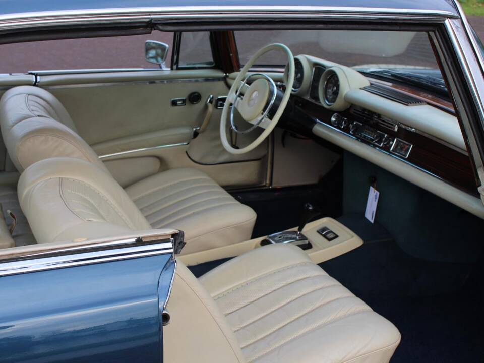 Image 22/27 de Mercedes-Benz 280 SE 3,5 (1971)