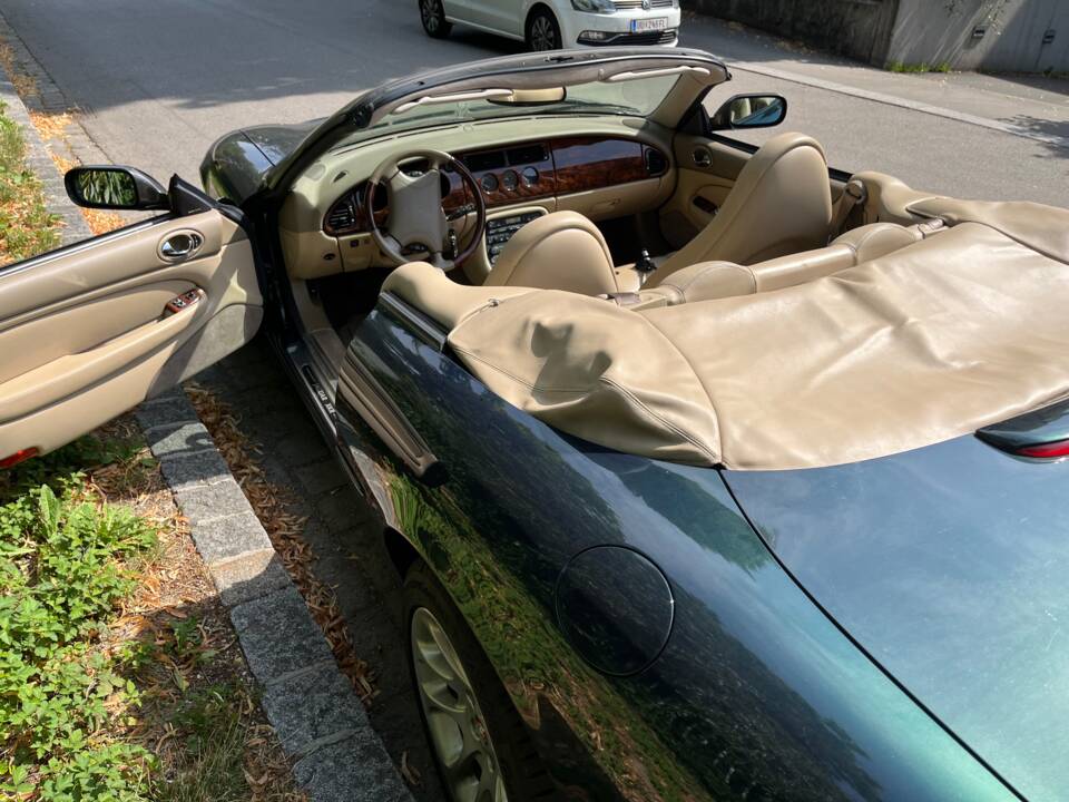 Image 8/13 of Jaguar XKR (1999)