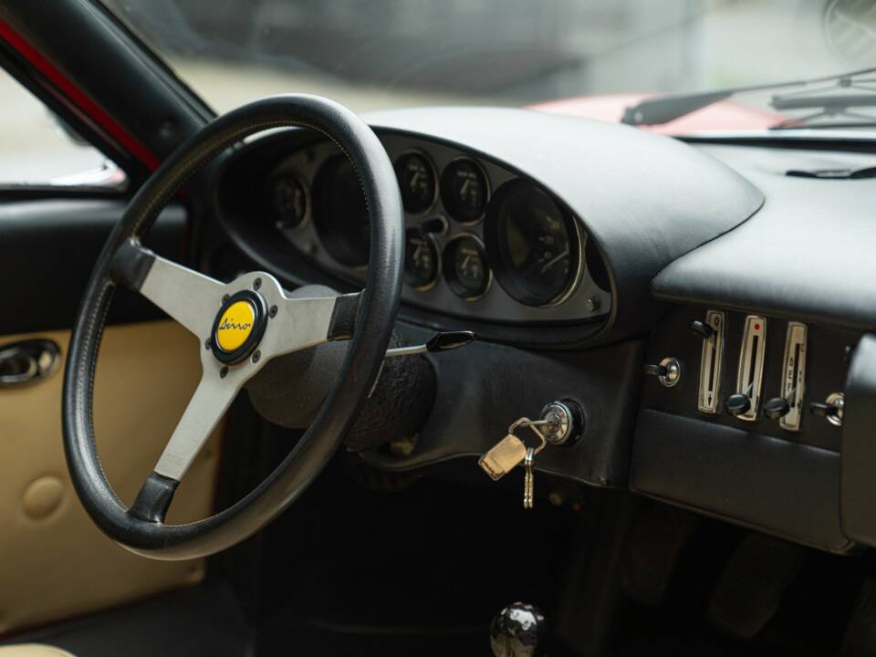 Image 27/46 de Ferrari Dino 246 GT (1971)