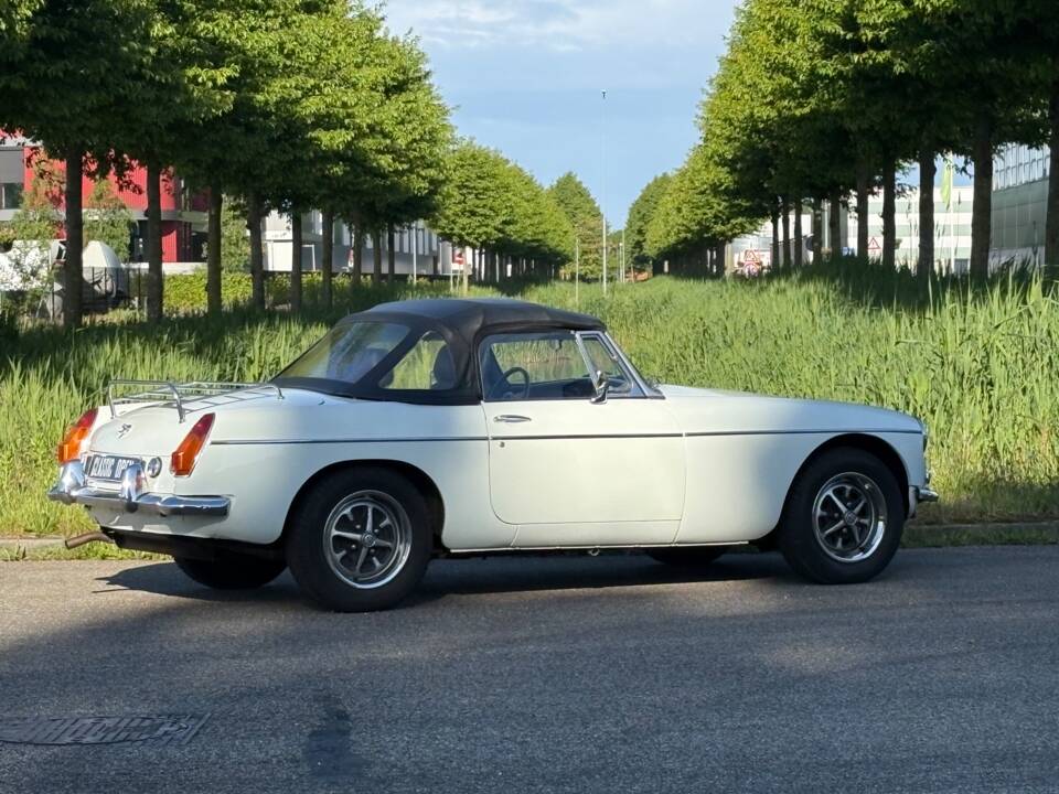 Image 17/18 of MG MGB (1975)