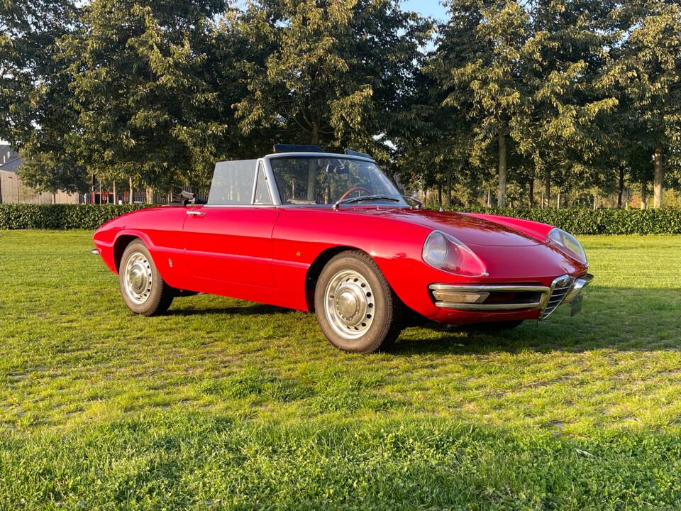 Image 13/28 of Alfa Romeo 1750 Spider Veloce (1968)