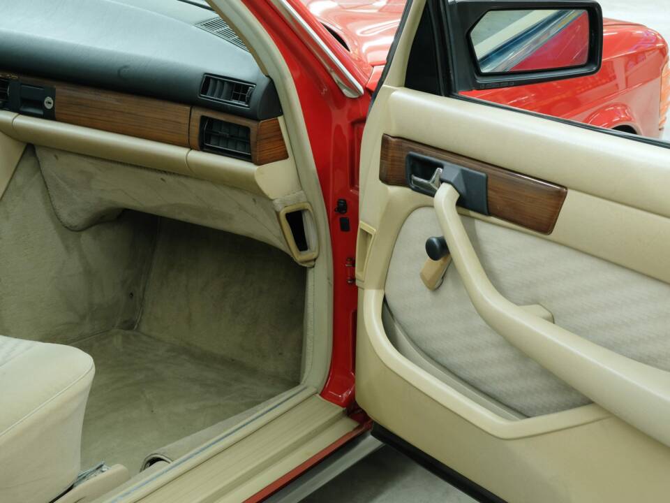 Bild 28/50 von Mercedes-Benz 260 SE (1986)