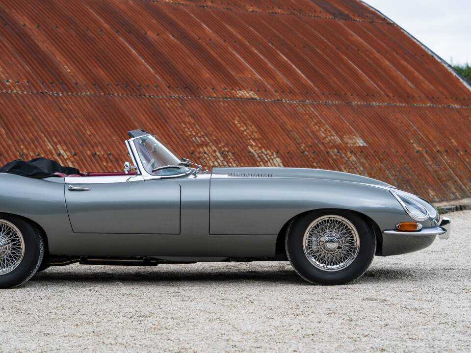 Image 17/34 de Jaguar E-Type (1968)
