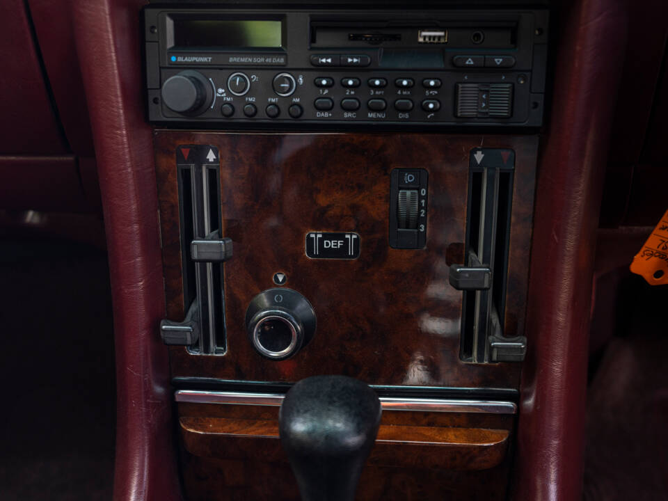 Image 17/23 of Mercedes-Benz 380 SL (1985)