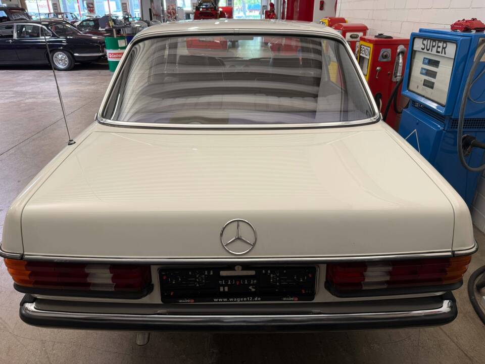 Image 16/18 of Mercedes-Benz 200 (1983)
