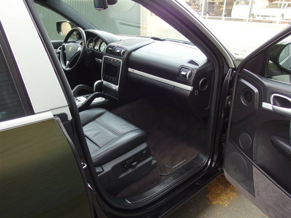 Image 56/99 of Porsche Cayenne Turbo (2007)