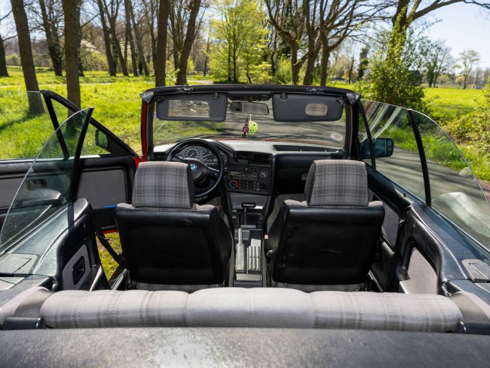 Image 8/8 of BMW 320i (1990)