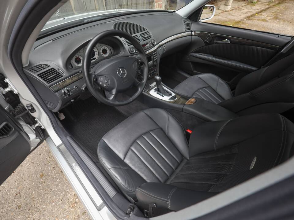 Image 10/72 of Mercedes-Benz E 55 AMG (2002)