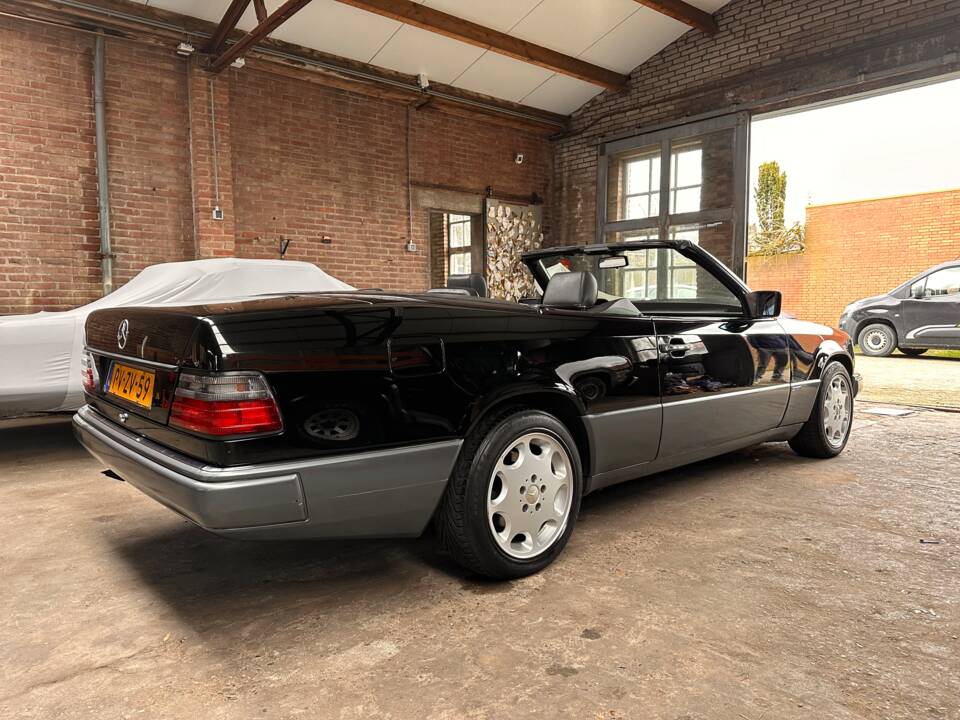 Image 2/19 of Mercedes-Benz 300 CE-24 (1992)