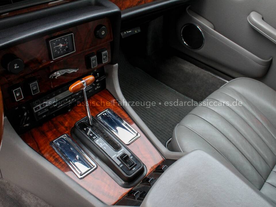 Immagine 23/46 di Jaguar XJ 12 (1986)