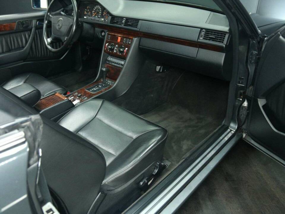 Bild 29/50 von Mercedes-Benz 300 CE-24 3.4 AMG (1993)