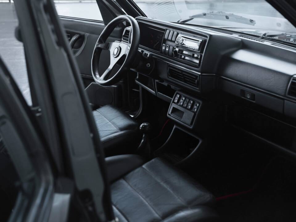 Image 22/39 of Volkswagen Golf Mk II GTi 16V 1.8 (1991)