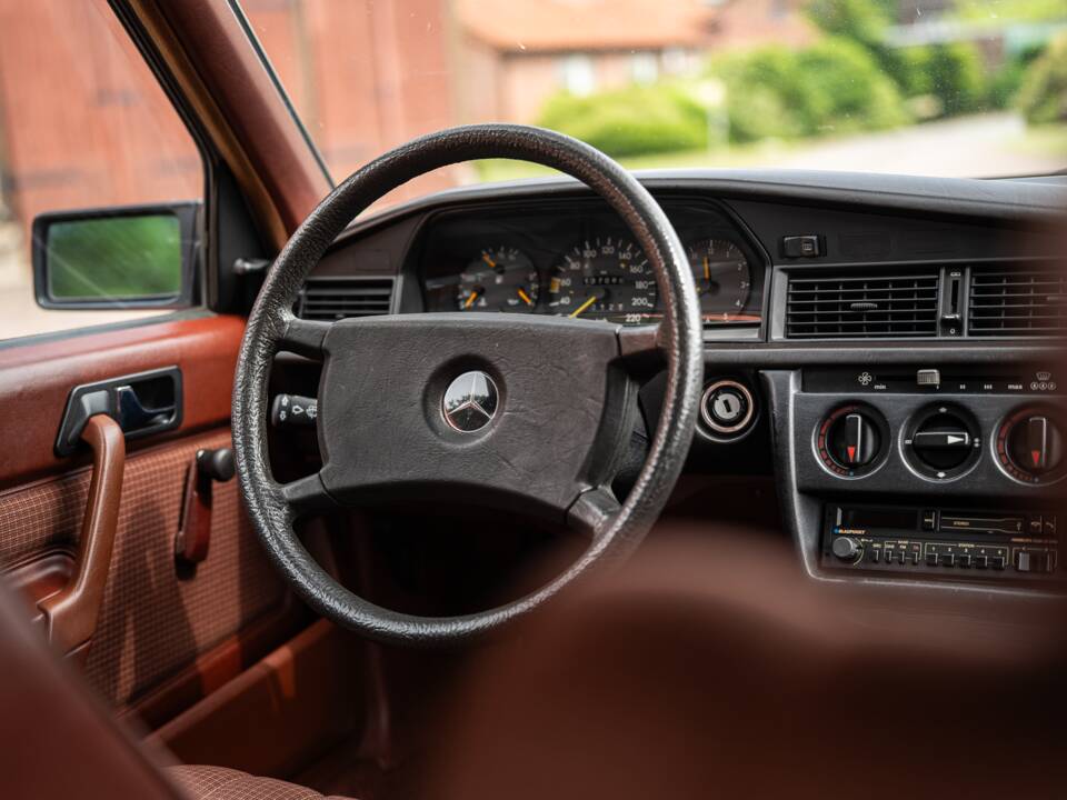 Bild 35/62 von Mercedes-Benz 190 E (1983)