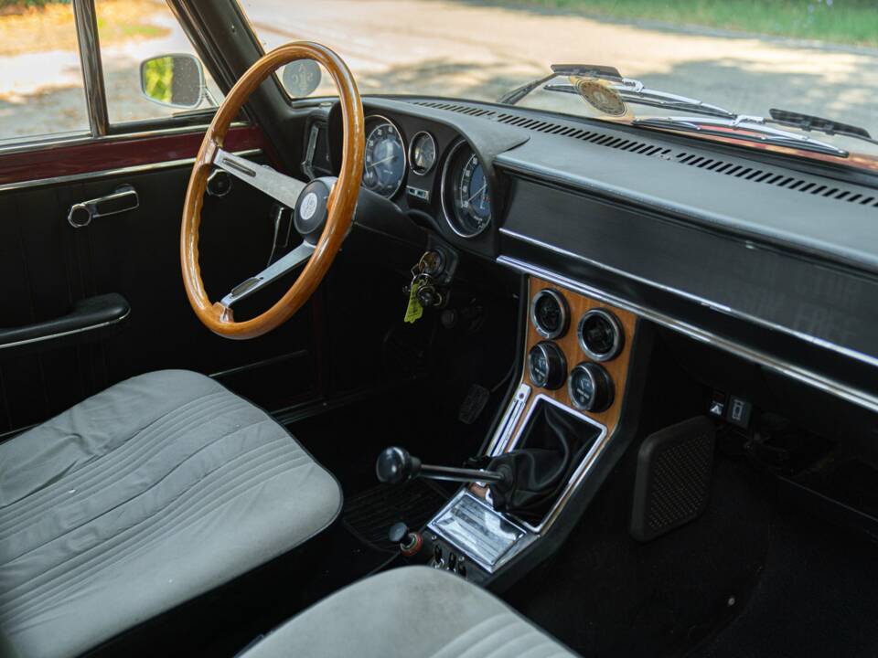 Image 24/50 of Alfa Romeo Giulia Nuova Super 1300 (1974)
