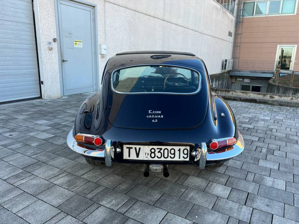 Image 10/33 of Jaguar E-Type 4.2 (1966)