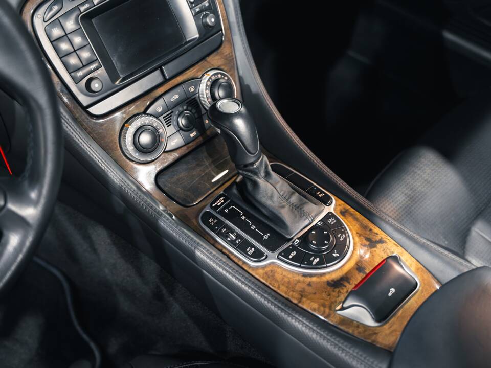 Image 29/31 of Mercedes-Benz SL 55 AMG (2003)
